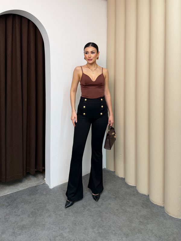 بنطلون بأزرار ذهبية