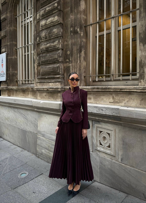 طقم بليزر مع تنورة كسرات