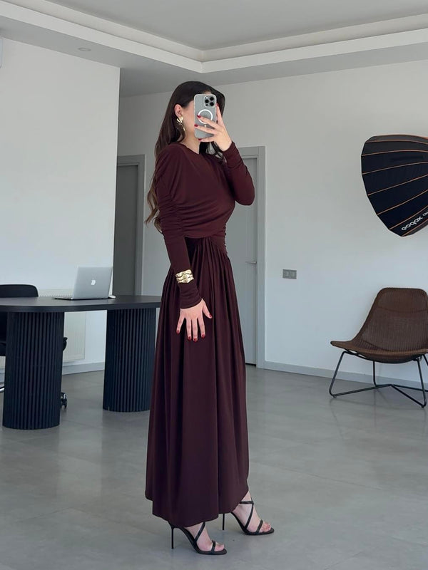 فستان بني منسدل ومتدفق