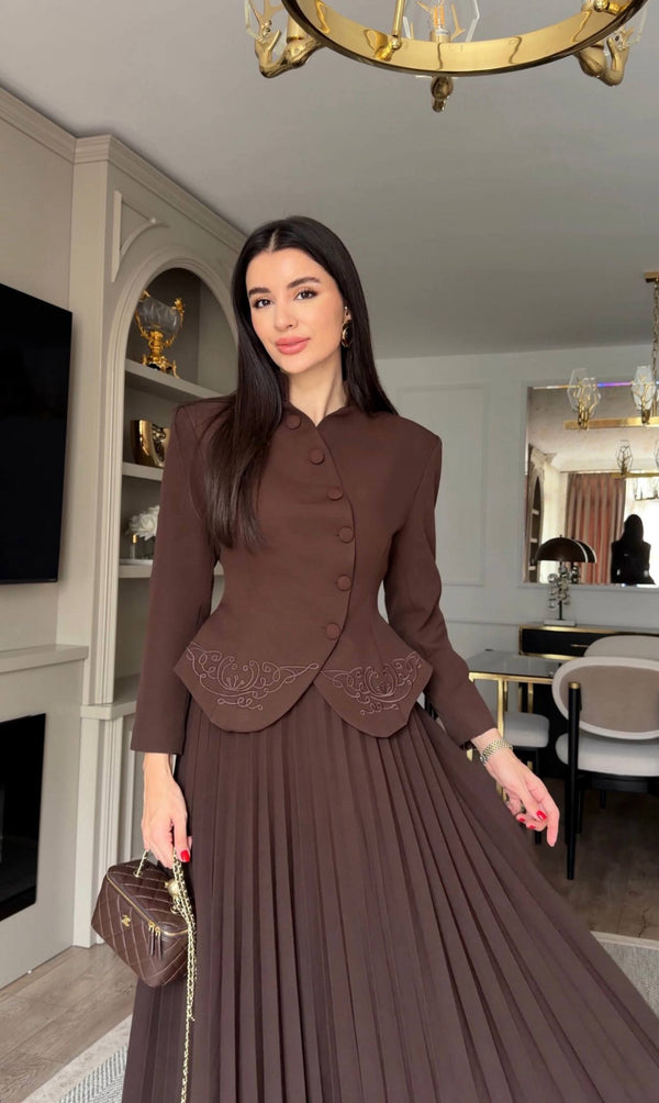 طقم بليزر مع تنورة كسرات