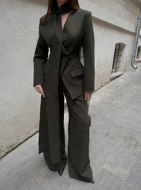 طقم رسمي مع ربطة عنق