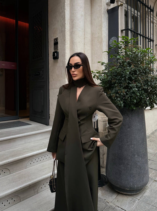 طقم رسمي مع ربطة عنق