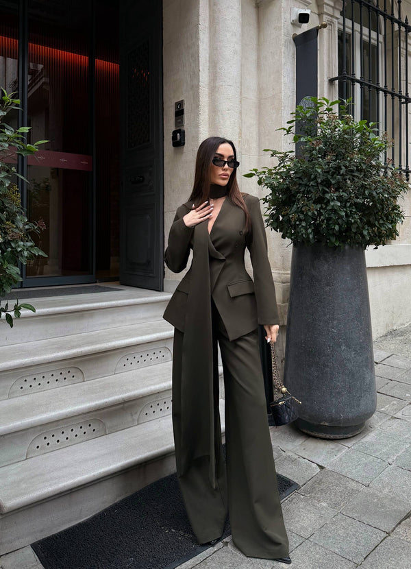 طقم رسمي مع ربطة عنق