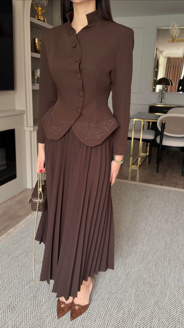 طقم بليزر مع تنورة كسرات