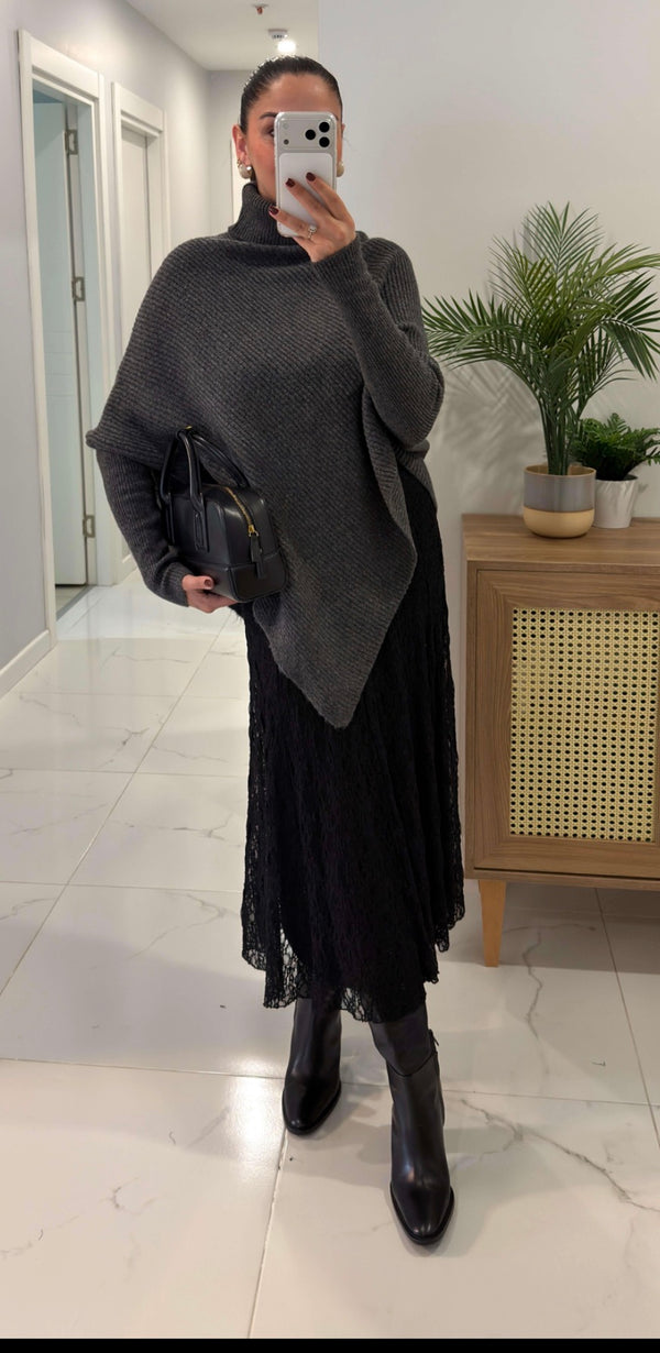 تنورة ناترا سوداء من الدانتيل مع بطان