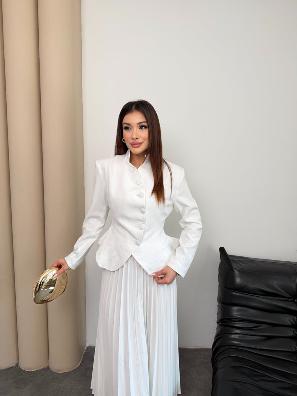 طقم بليزر مع تنورة كسرات