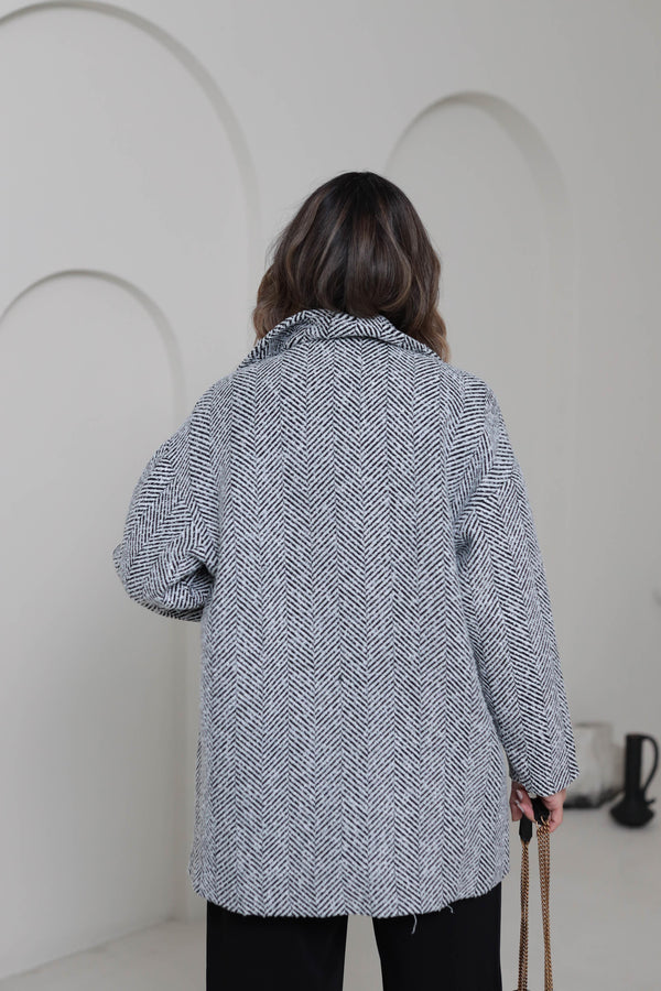 جكيت جوخ أسود وابيض خطوط متعرجه