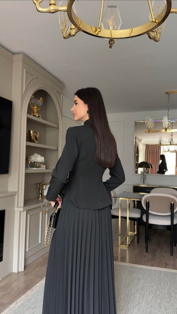 طقم بليزر مع تنورة كسرات