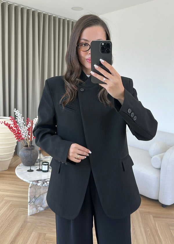 CLASSIC TAILORED BLAZER
