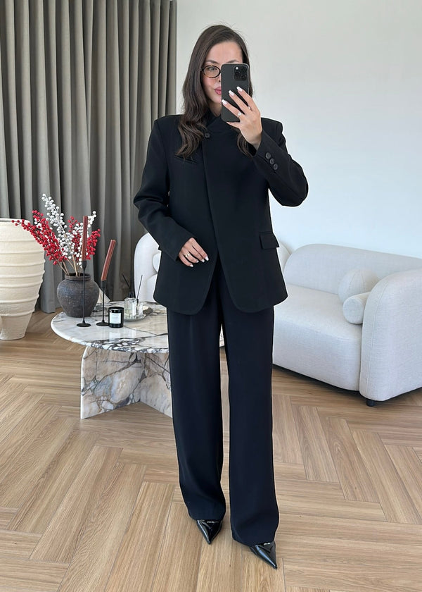 CLASSIC TAILORED BLAZER