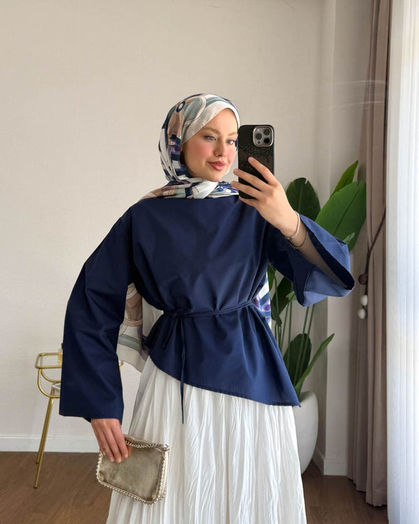 بلوزة مائلة اكمام عريضة
