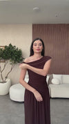 فستان بياقة مائلة