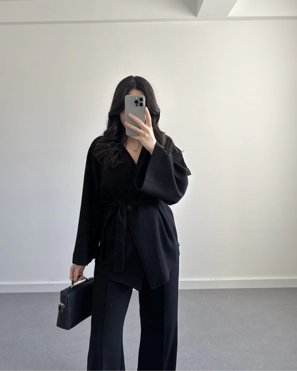 طقم بتفاصيل مميزة - اسود