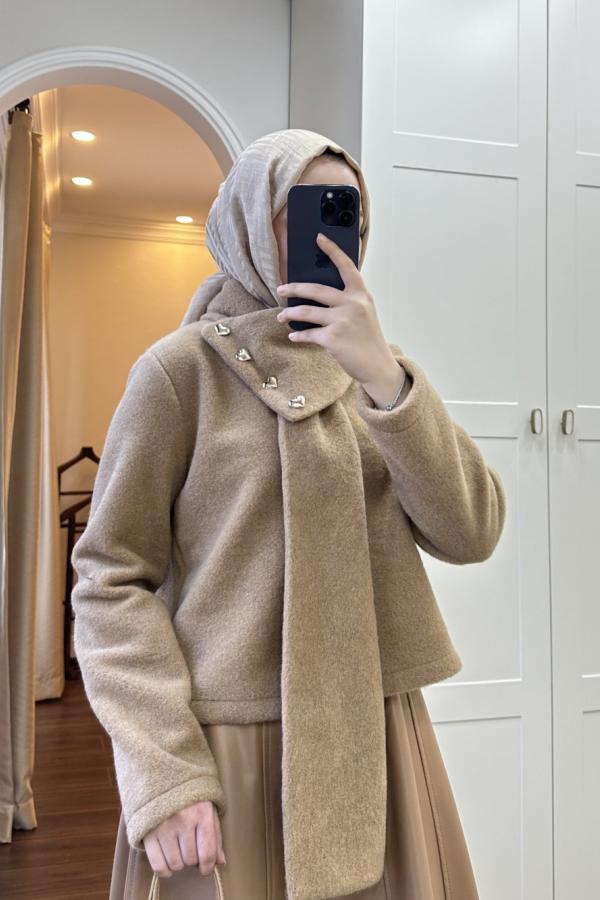 بلوزة مع ربطة عنق مثبتة