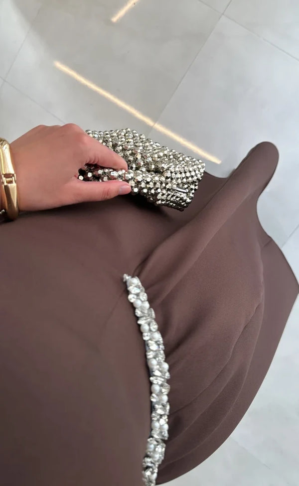 فستان مزين بالكريستال والؤلؤ