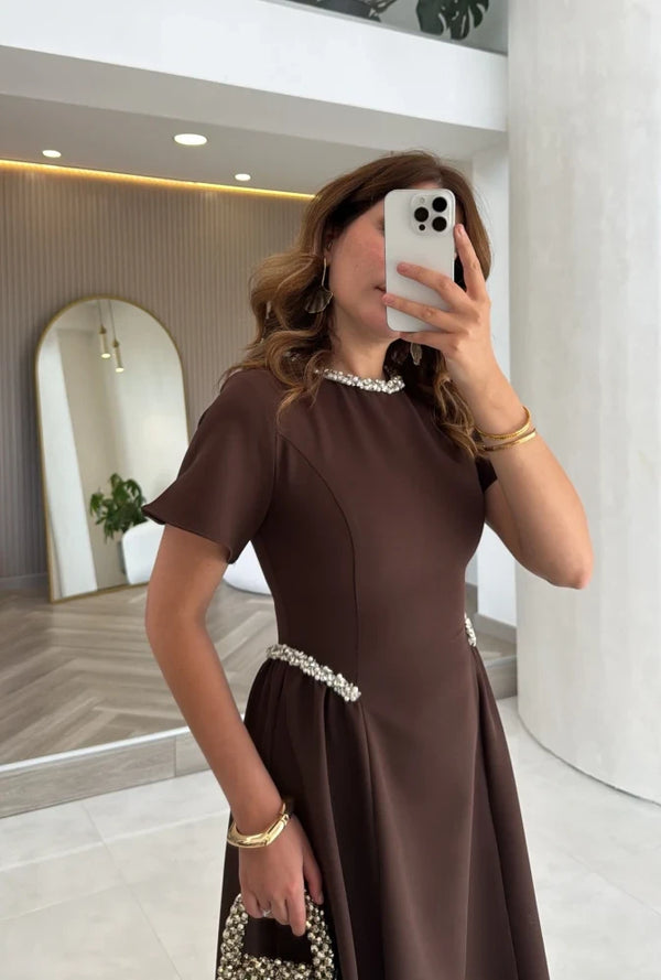 فستان مزين بالكريستال والؤلؤ