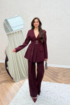 طقم مع حزام وفتحة حرف V - برغندي - Sateen style