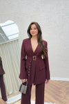 طقم مع حزام وفتحة حرف V - برغندي - Sateen style