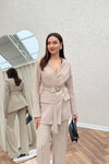 طقم مع حزام وفتحة حرف V - بيج - Sateen style